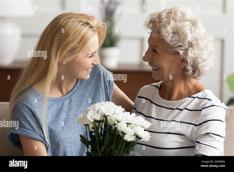 Femme blonde joyeux anniversaire Banque de photographies et dimages à haute résolution Alamy