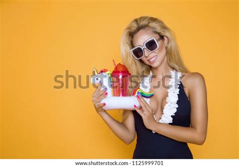 Sexy Woman Elegant Bikini On Tanned Foto De Stock Shutterstock