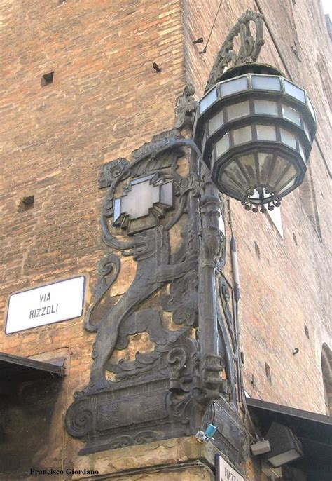 IDEAZIONE E REALIZZAZIONE RESTAURO LAMPIONE DANGOLO DI PALAZZO RE ENZO