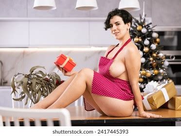 4 Hundred Naked Woman Apron Royalty Free Images Stock Photos Pictures Shutterstock