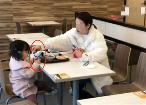 Bức ảnh chụp mẹ và con gái đi ăn ở nhà hàng khiến nhiều người tranh cãi gay gắt