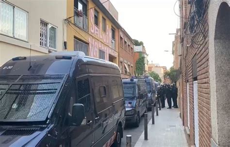 Operativo De Los Mossos D Esquadra En Vallcarca Para Desalojar Un