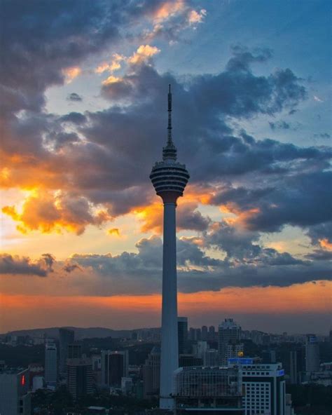 Berbuka Puasa Sambil Nikmati Panorama Matahari Terbenam