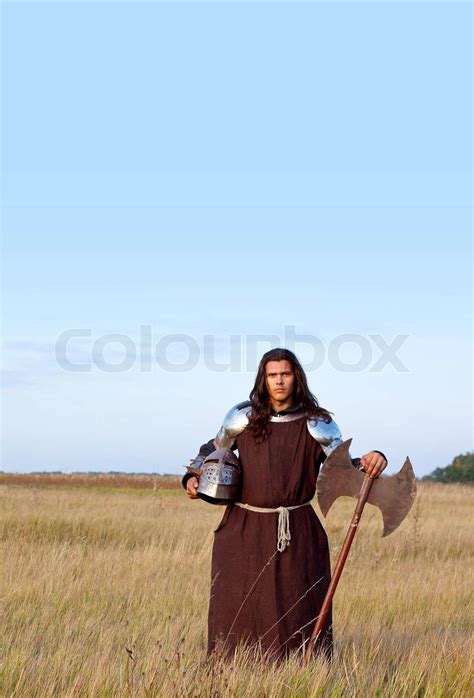 Middelalder ridder i marken med en økse | Stock foto | Colourbox