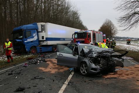 Bilder Schwerer Unfall auf der Bundesstraße B12 bei Hohenlinden Bayern