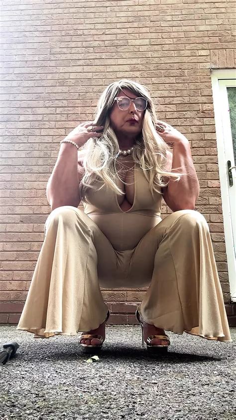 Amateur Crossdresser Kellycd Sexy Milf Masturb Ndose Al Aire Libre En Mono Blanco Xhamster