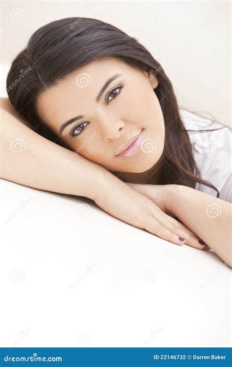 Belle Femme De Latina Se Reposant Sur Ses Mains Photo Stock Image Du Brune Parfait