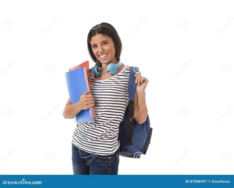 Muchacha Latina De Moda Del Estudiante Que Celebra La Sonrisa De La Mochila De La Carpeta Y Del