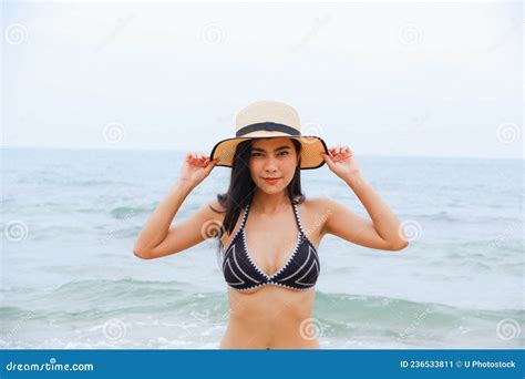 Asiatique Sexy Femme En Bikini Sur La Plage Image Stock Image Du Asiatique Magnifique