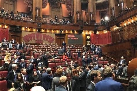 Il Senato dà il via libera al decreto sicurezza bis mentre i 5 Stelle