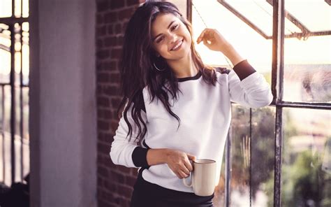 Selena Gomez Brunette Girl Smile Hd Wallpaper