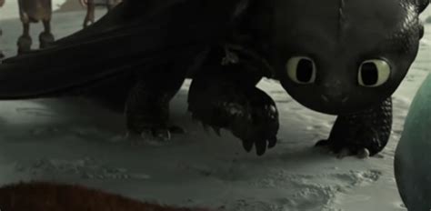I literally never realized Toothless looks at Stoick's body right ...
