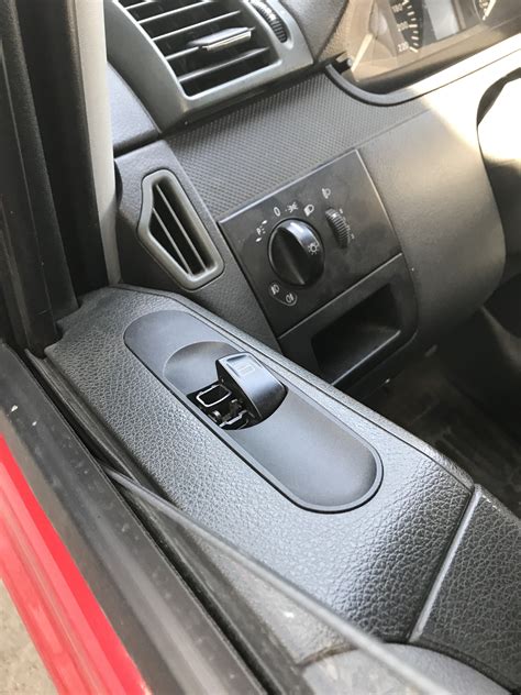 Снятие и установка кнопок стеклоподъемника Mercedes-Benz Vito W639