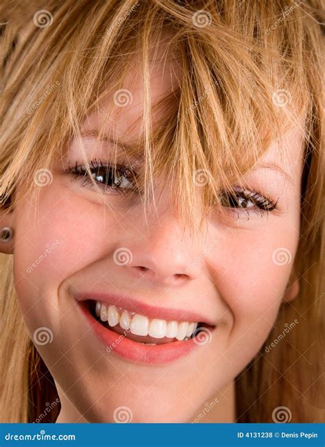 Jeune Fille Blonde Avec Le Cheveu Malpropre Photo Stock Image Du T Te Beaut