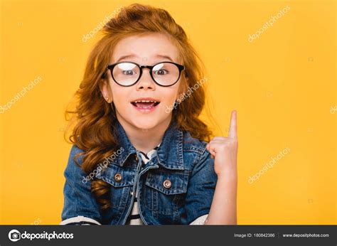 Retrato Niño Sonriente Con Anteojos Apuntando Hacia Arriba Aislado