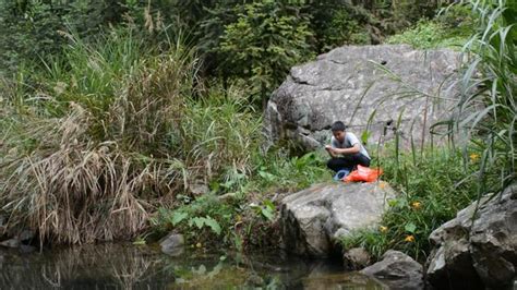 農村小伙進山釣魚，看到這麼多魚卻怎麼也釣不到 每日頭條