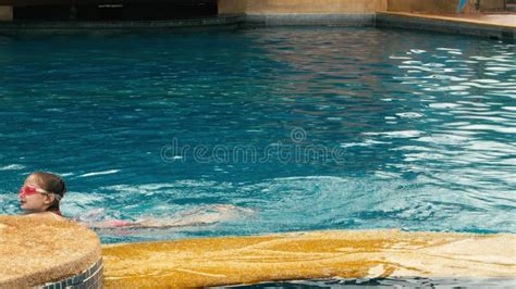 La Ni A Linda Se Divierte En La Piscina Los Ni Os Disfrutan De Las