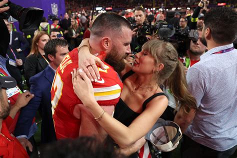 Travis Kelce's Taylor Swift Move Sends Internet Into Meltdown - Newsweek