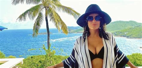Salma Hayek ans a publié des photos audacieuses en bikini Et les gens disent quelle a l