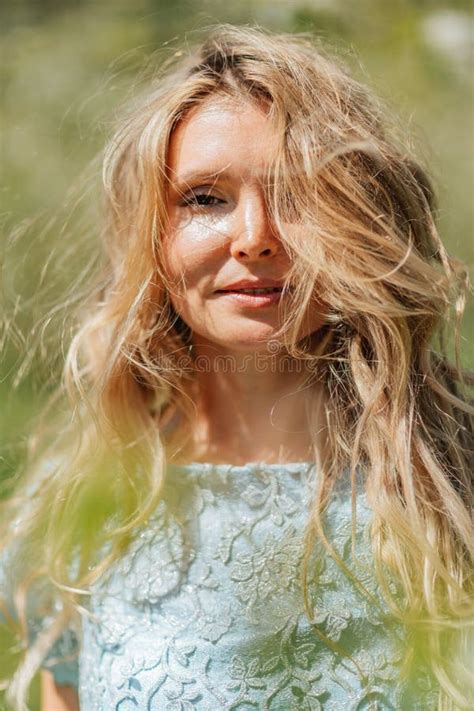 Portrait D Une Blonde Dans Le Parc Belle Femme Avec De Longs Cheveux Blonds En Robe Bleue