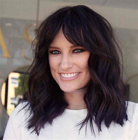 25 Flattering Ways To Pair Curtain Bangs With Wavy Hair