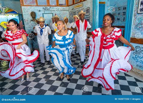 Dancers and Musicians Perform Cuban Folk Dance Editorial Photography ...