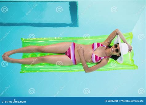 Femme Heureuse Dans Le Bikini Se Trouvant Sur Le Lit D Air Dans La Piscine Photo Stock Image