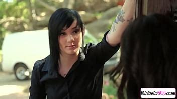 Repartidor lésbico follando con un cliente pequeño con correa en XVIDEOS