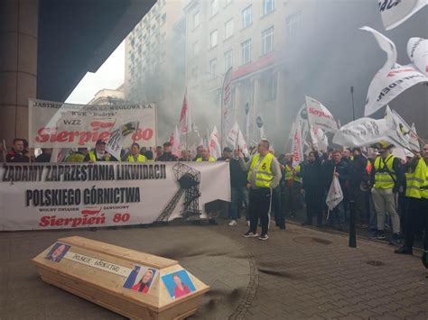 Protest górników w Warszawie Sprzeciwiają się likwidacji polskiego