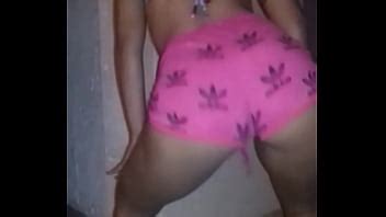 Latina En Rose Secouant Son Cul Baisable XVIDEOS