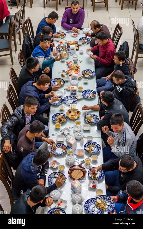 Un Grupo Grande De Hombres Uzbeko Comiendo PLOV El Plato Nacional En