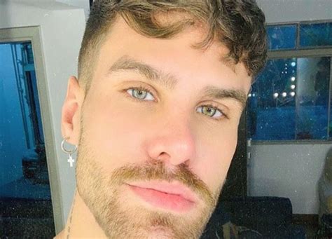 Sobrinho neto de Silas Malafaia confessa que teve depressão por ser gay MH Que Isso Gordinho