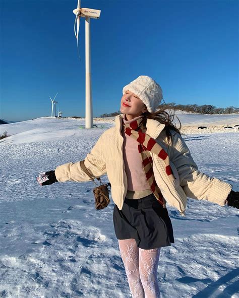 Ai thích diện váy ngắn chú ý Tất ren trắng đang hot vô cùng mix cùng là sang xinh yêu luôn