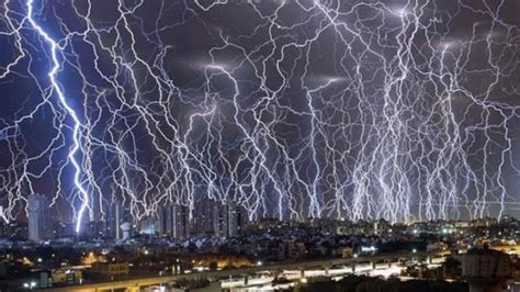 この世の終わり！？赤い雷や宇宙に向かう雷など珍しい雷8種類を写真付きで紹介 | カメラポケット