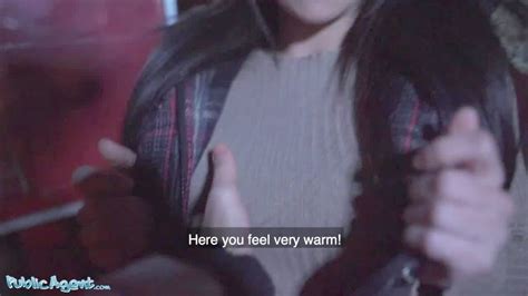 MILF Española Parpadea Sus Grandes Tetas Por Dinero En Efectivo En Público Xchica