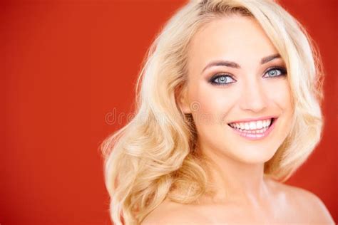 Belle Jeune Femme Blonde Avec Un Sourire De Lancement Photo Stock Image Du Assez Visage