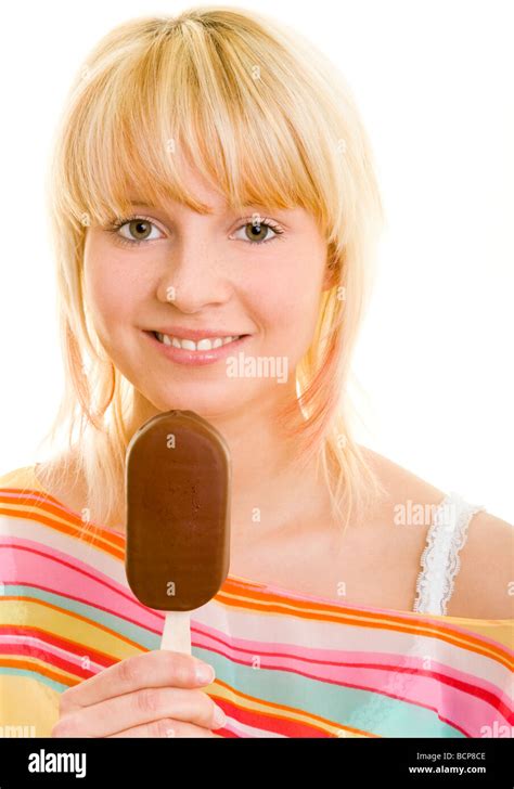 Junge blonde Frau im Sommerkleid hält lachend ein Stieleis in der Hand Stock Photo Alamy