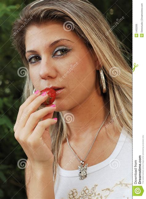 Belle Fille Mangeant Une Fraise Image Stock Image Du Blonde Visage