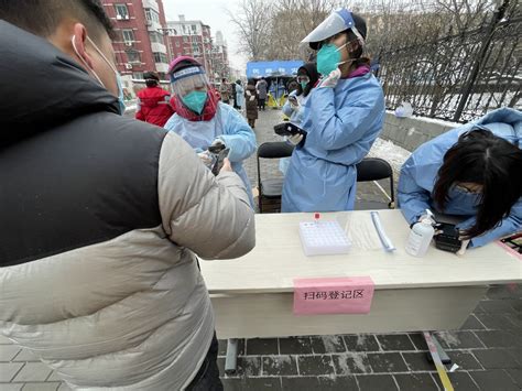 北京丰台区23日新增4例本土确诊病例 居民排队接受核酸检测