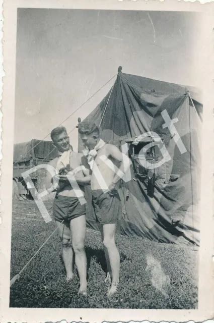 Foto Wkii Wehrmacht Soldaten Freizeit Halbnackt Nude Quartier Polen Poland F Eur