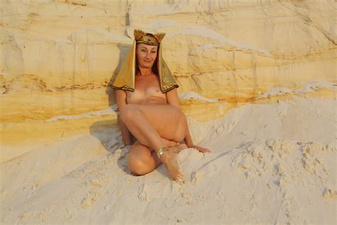 Posing Naked On White Sand In Sunset Time Pics XHamster