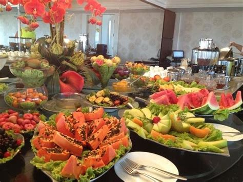Mesa Simples De Ano Novo Com Frutas - MESA DE ANO NOVO 2026 → Simples e Decoradas, Mesa de Frutas