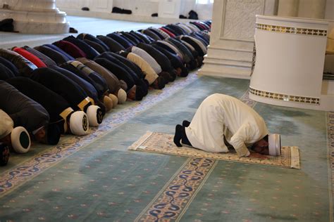 Фото Где Стоят Люди И Делают Намаз – Telegraph