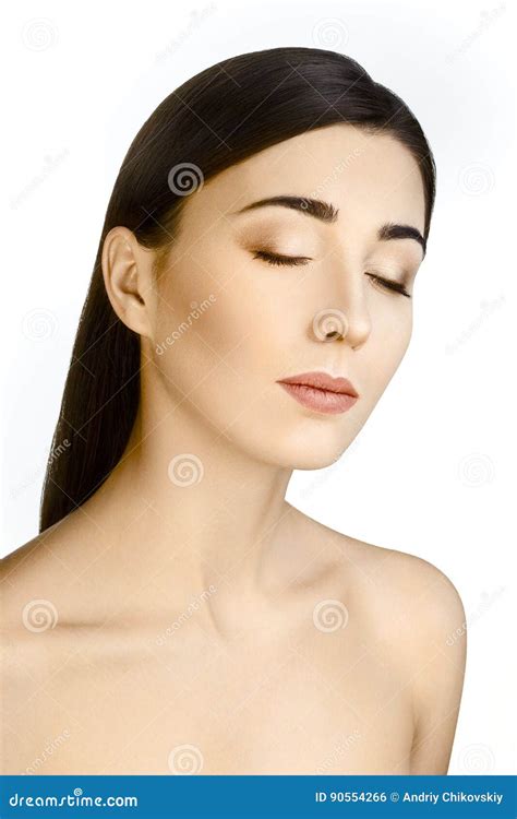 Portret Van Mooi Brunette Met Blote Houlders En Gesloten Ogen Op Witte Achtergrond Stock Foto