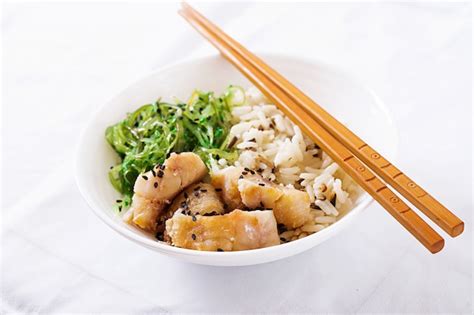 Wakame chuka или салат из морских водорослей с кунжутом в миску на ...