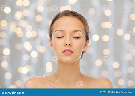 Fronte Della Giovane Donna Con Le Spalle Nude Sopra Le Luci Immagine Stock Immagine Di Occhi