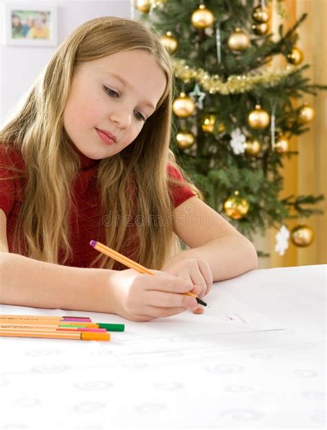 Mooi Jong Blonde Meisje In Rode Sweater Stock Afbeelding Image Of December Decoratie 11915343