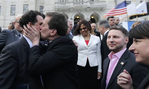 Rhode Island é o 10º estado a aprovar casamento gay nos EUA Jornal O Globo