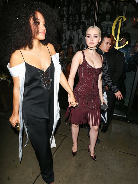 Lesbian Fantasies Notes Dove Cameron beija Kiersey Clemons na boca após as duas serem vistas de