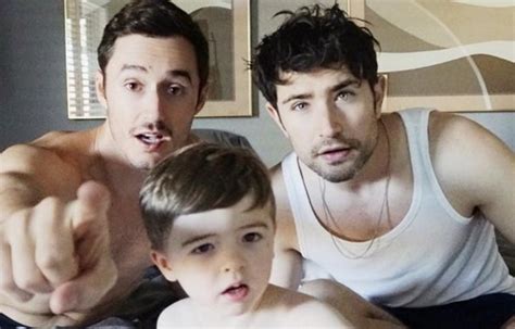 Krásná rodina slavný gay pár adoptoval malého chlapečka Všichni tři jsou tak roztomilí že